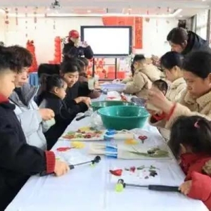 童心暖三月，把爱“袋”回家——德清县上柏幼儿园开展“三八妇女节”亲子制作活动