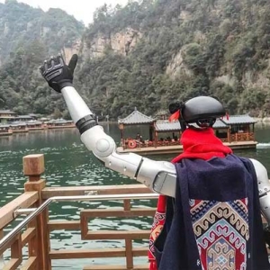 张家界：试水机器人进景区 让科技赋能文旅