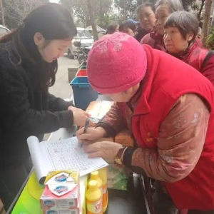 重庆两江新区人和街道开展垃圾分类积分兑换活动 激发社区绿色新时尚