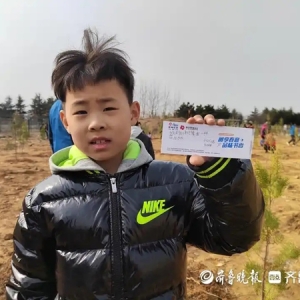 心愿卡挂满树苗！亲子植树活动现场，孩子们用心扮靓“文学林”