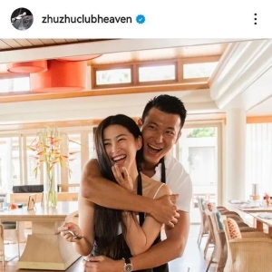 朱珠晒与老公合照，庆祝结婚四周年！谈及事业上升期结婚生子，她曾表示“顺势而为”