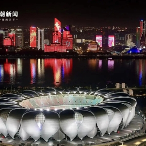 40余座高楼，2.5千米江岸，钱塘江边亮起中国红：在杭州，为国足加油！