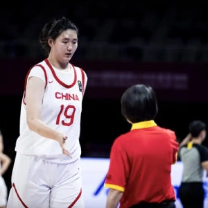 提前适应成人组对抗尺度，张子宇首次入选中国女篮成年训练营