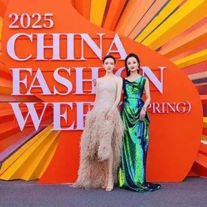 项亮月与著名演员焦俊艳亮相2025中国国际时装周