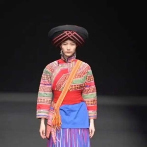 非遗“潮”前看！傈僳华裳亮相中国国际时装周