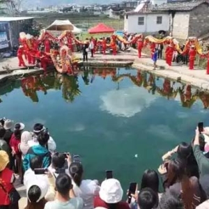保山施甸百龙闹春带火“龙市经济”