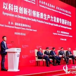 何小鹏：明年小鹏实现量产飞行汽车，低空飞行时代不会很远