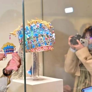 国博凤冠冰箱贴销量破100万个，小文创从角落走到“C位”