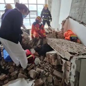 装修墙体突然倒塌，消防医护合力救出被埋工人
