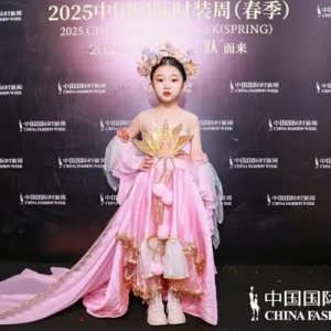 中国国际时装周：郭倪妮——踏响时尚节拍的逐光新模