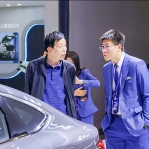 大河车展惊现“价格撕名牌”大战！有车主直接把车扔现场了？