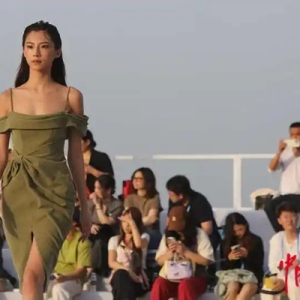 越南“轻礼服”品牌亮相消博会时装秀