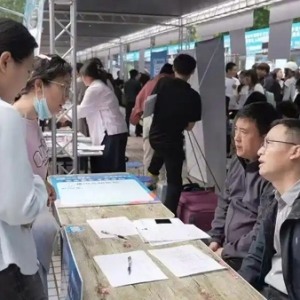 濮阳市医疗卫生单位赴新乡医学院揽才吸引超百万人线上围观