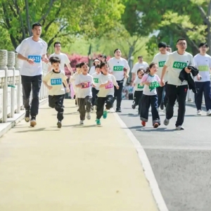 小手拉大手，幼儿园举办亲子马拉松活动