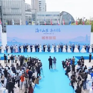 镜头定格浪漫瞬间！“见证青岛”聚焦“海誓山盟·浪漫青岛”集体婚礼