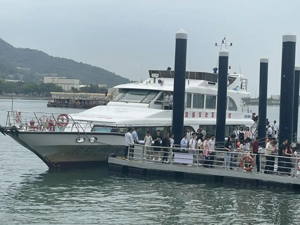 “五一”假期首日深圳海上“双拥号”游轮迎游客潮