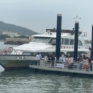 “五一”假期首日深圳海上“双拥号”游轮迎游客潮