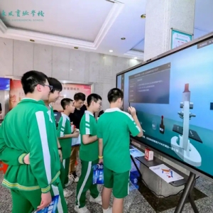 AI时代中学教育创新频频 东风实验科技文化节为学生埋下科创种子