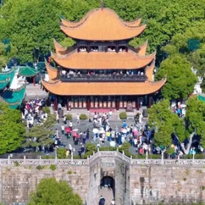 游人如织 岳阳楼景区“五一”首日接待游客15万人次