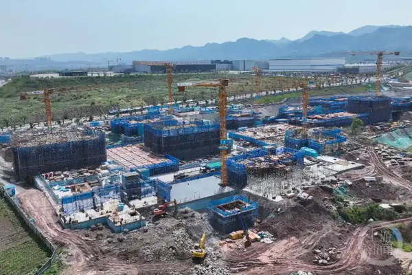 重庆两江新区：“筑”力五一，坚守岗位的劳动者