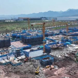 重庆两江新区：“筑”力五一，坚守岗位的劳动者