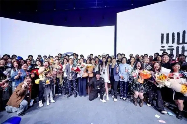 《渔渚边城》设计作品闪耀2025北服时装周