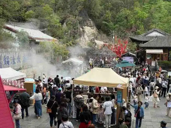 五一假期，腾冲热海景区迎来旅游热潮