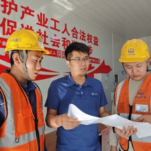 雄忻高铁雄安城际站建设者：新区“织”经纬