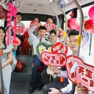 青岛故事｜“宝宝巴士”变身浪漫婚车！公交小夫妻举办低碳婚礼，诠释别样幸福