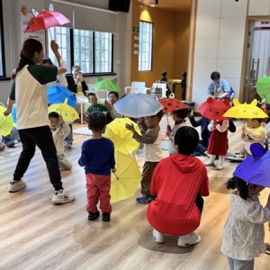 日常物件成拟声道具，亲子活动奏响雨天交响曲