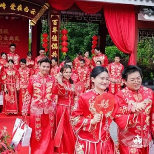 26对新人情定帽峰山，广东（广州）婚恋婚庆基地高质量发展交流会同日举行