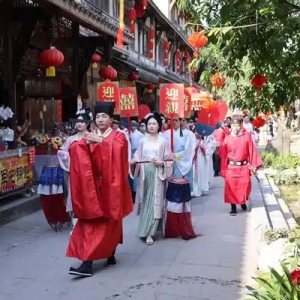 彭州这场中式集体婚礼让千年古镇长出“婚俗新风+甜蜜经济”新肌理