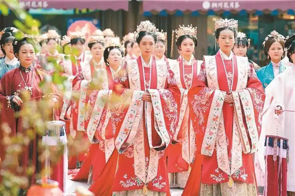 既传统又浪漫！铜川首届非遗与婚俗改革集体婚礼举行
