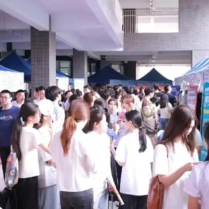 直击广州高职招聘会现场：毕业生看重“成长空间”，企业频打“福利牌”