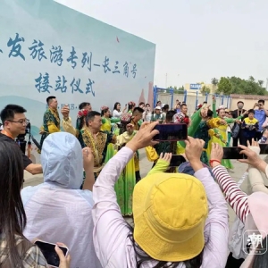 坐着火车畅游新疆 浙江宁波—新疆库车援疆银发旅游专列抵达阿克苏