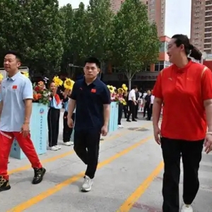 榜样之光照亮成长之路 三位奥运冠军走进郑州小学