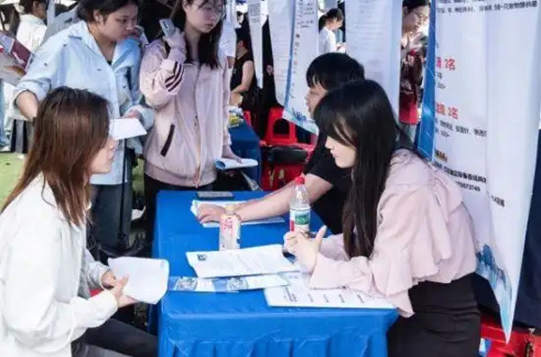 江西生物科技职业学院2025年校园招聘会成功举办