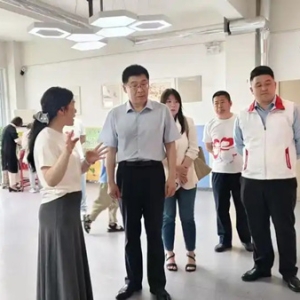 百年人寿潍坊中支16周年为爱凝聚“司庆日·公益周”走进康华教育培训学校
