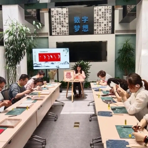 看丹街道开展“青年学子话创业 友好生态共筑成”端午节非遗剪纸体验活动