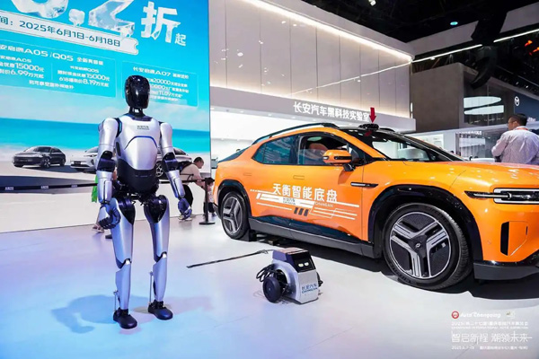 百余款新车亮相重庆车展 还有歼-10C、人形机器人、载人飞行器