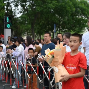 新区护考人：无声陪伴里的城市温度