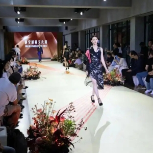 “即看即买”展售一体！青砖T台映霓裳，百年张园变时尚秀场