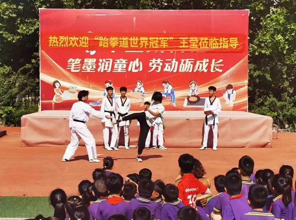 与世界冠军“过招”！淄博小学生零距离感受“体育启智”