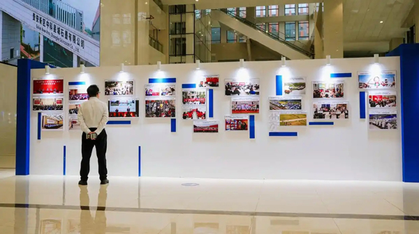 贵安新区举办“一年一个样、三年大变样”主题图片展