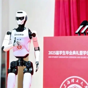 杨浦这所高校的毕业典礼上，机器人“同窗”来送别