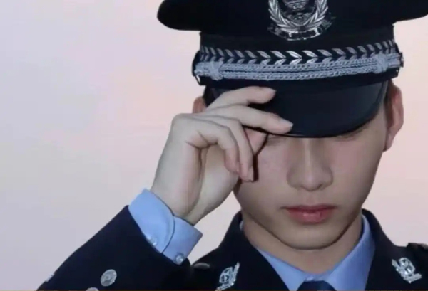 晒出帅气“警服照”交友征婚？别急着动心，这帖子“一眼假”