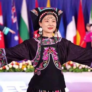 蓝靛染就丝路韵 银绣缀亮世界舞台丨贵州册亨布依服饰闪耀南博时装周