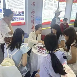 陕西举办教育博览会 近300所高校和留学机构现场答疑