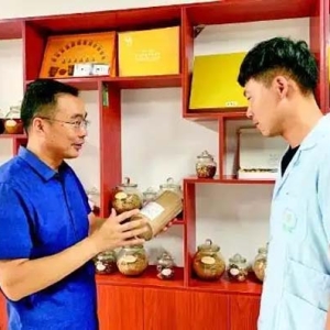 边防军官41岁“弃武从医”跻身艾灸保健赛道，用匠心守护中医药文化