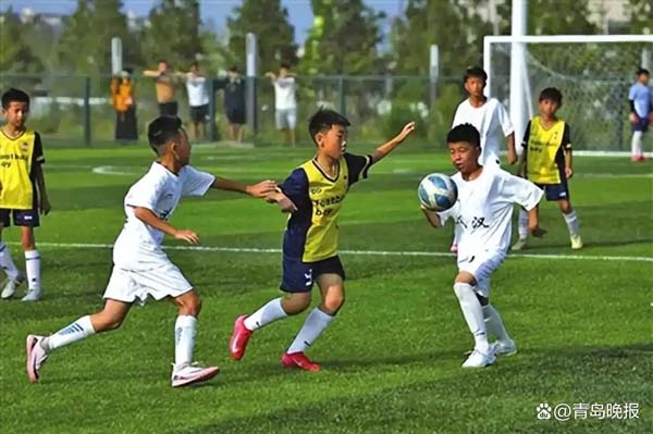 青岛西海岸杯全国青少年足球邀请赛开幕 来自国内外的六十余支队伍将展开激烈角逐